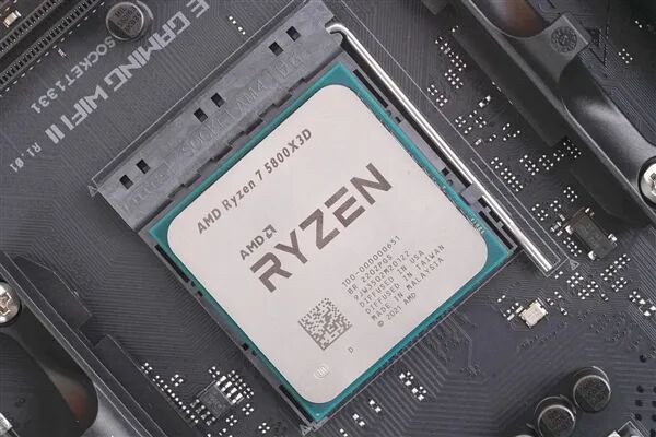 AMD锐龙7 5800X3D安装在AM4主板上