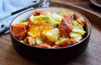 一锅内容丰富的白菜炖牛肉