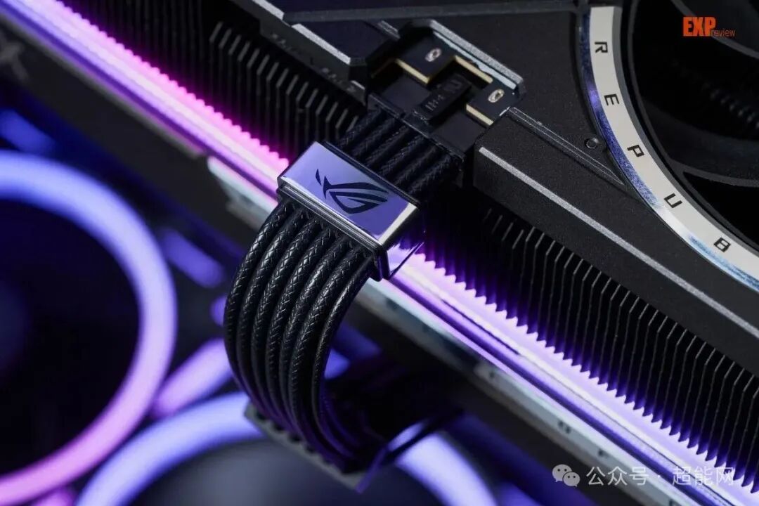 ROG EQ显卡模组线装机效果特写