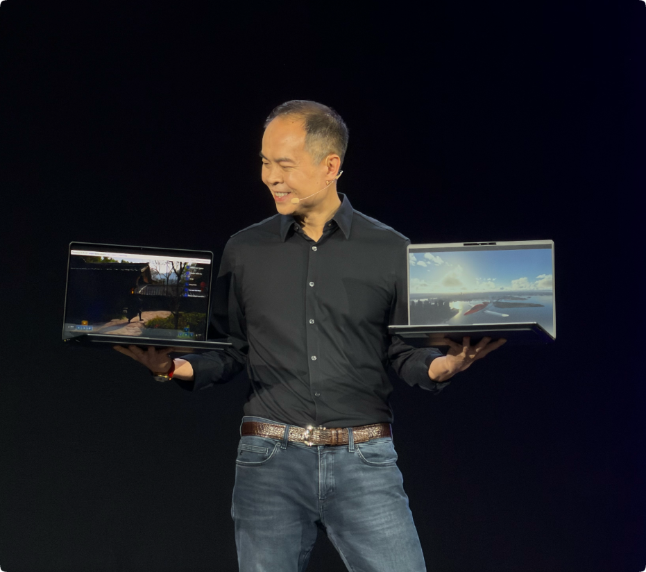 Jack Huynh 双手各持一台打开笔记本电脑,展示本地生成内容与游戏画面