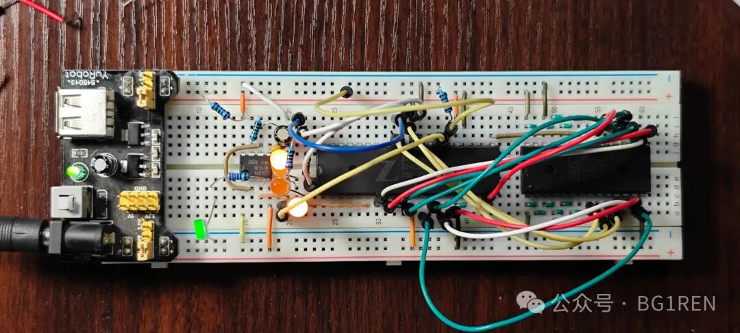 一个搭建在面包板上的Z80最小系统电路