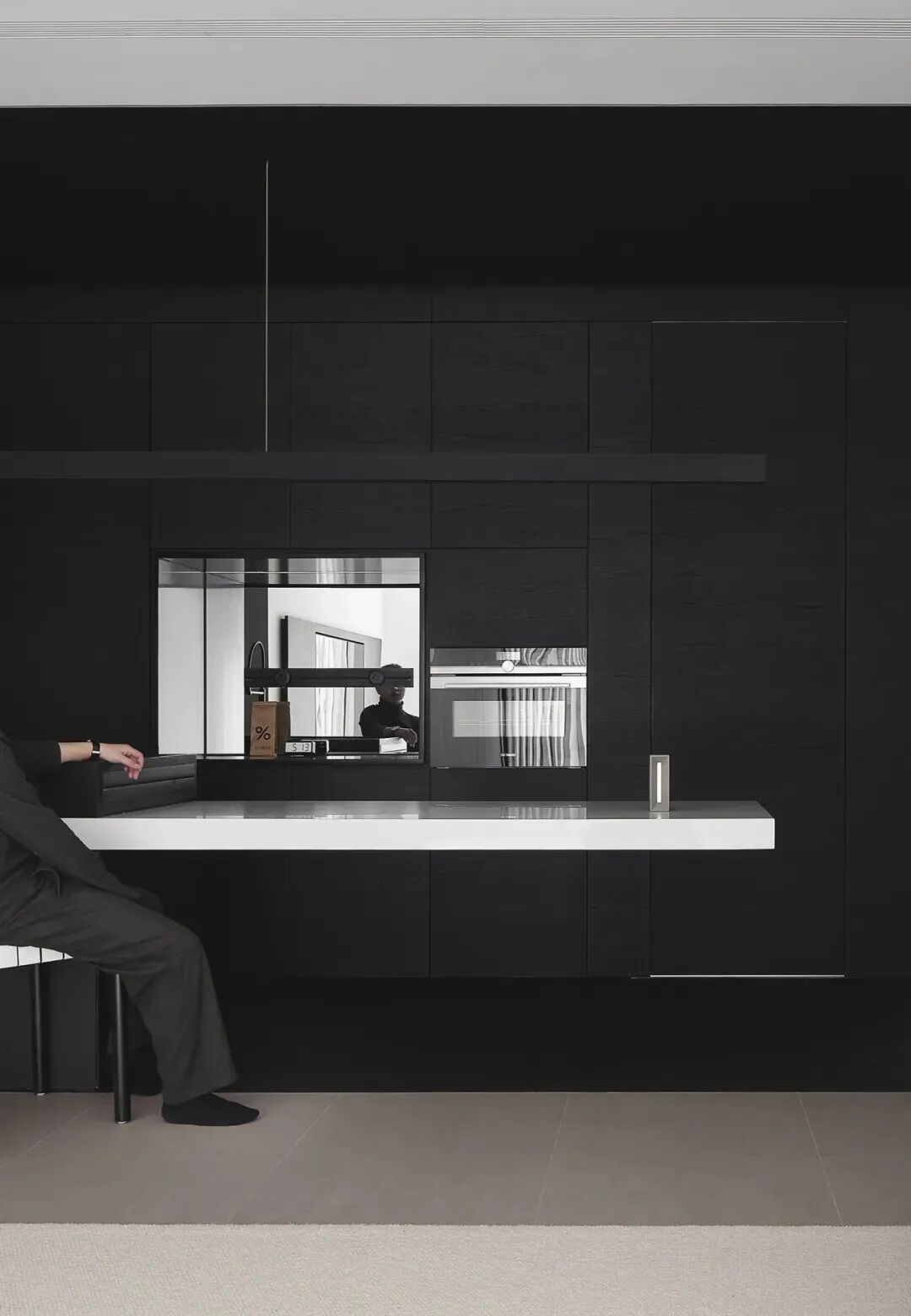 黑色厨房镜面窗格反射人影