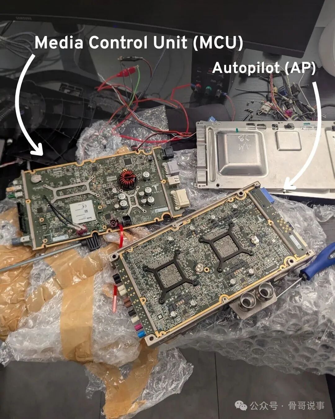 已分开的MCU和自动辅助驾驶电脑板，显示两块独立PCB
