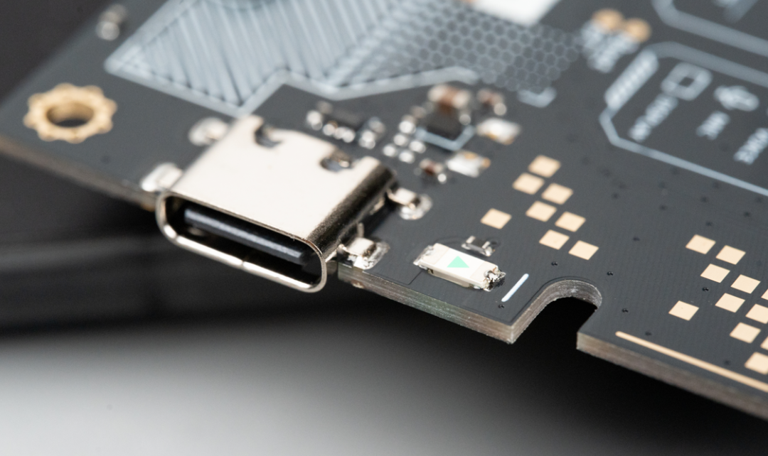 USB-C 接口六边形丝印 Pi 标识