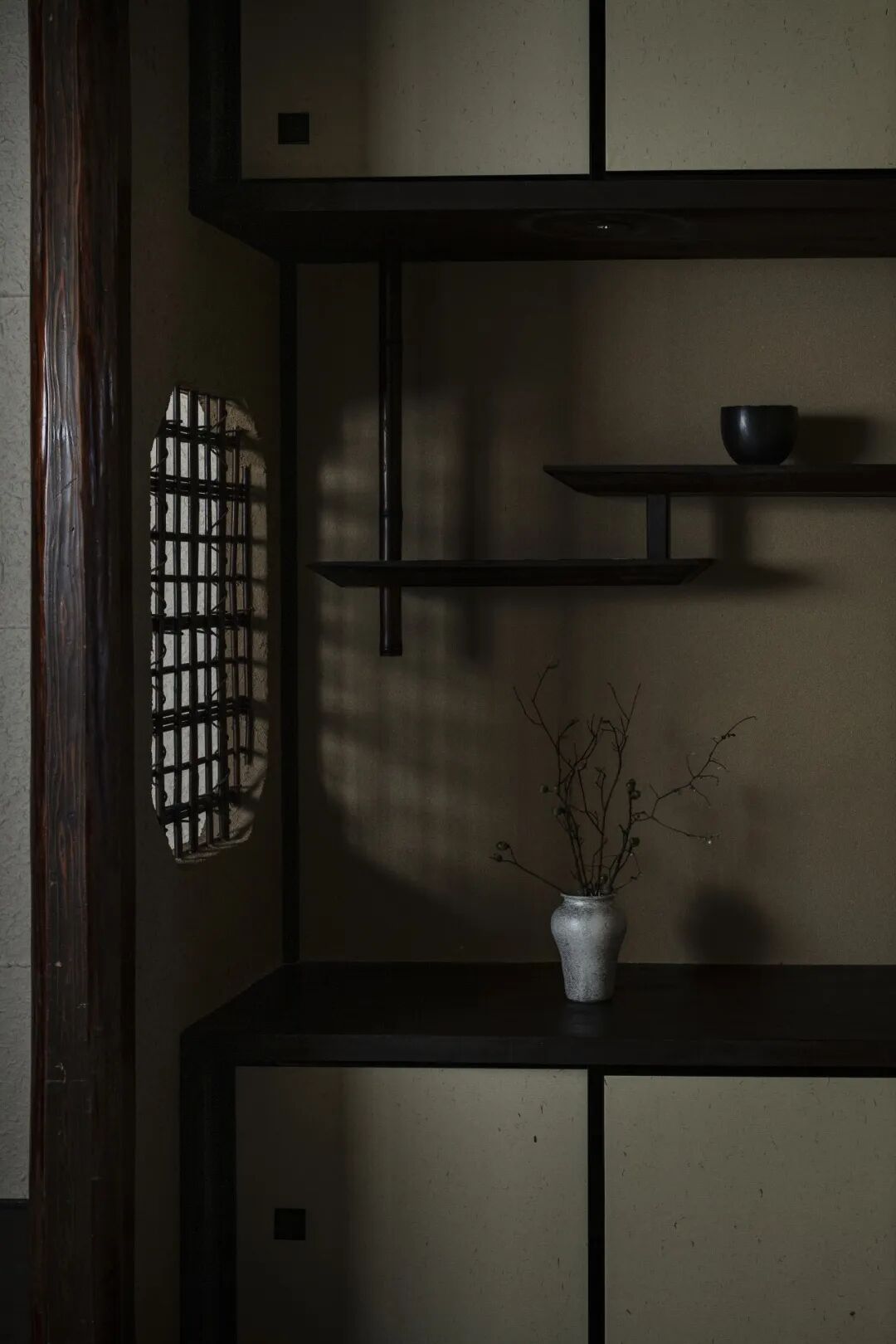 格子窗光影与静物