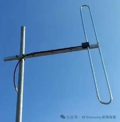 偶极天线竖直安装于天线杆上,实现垂直极化