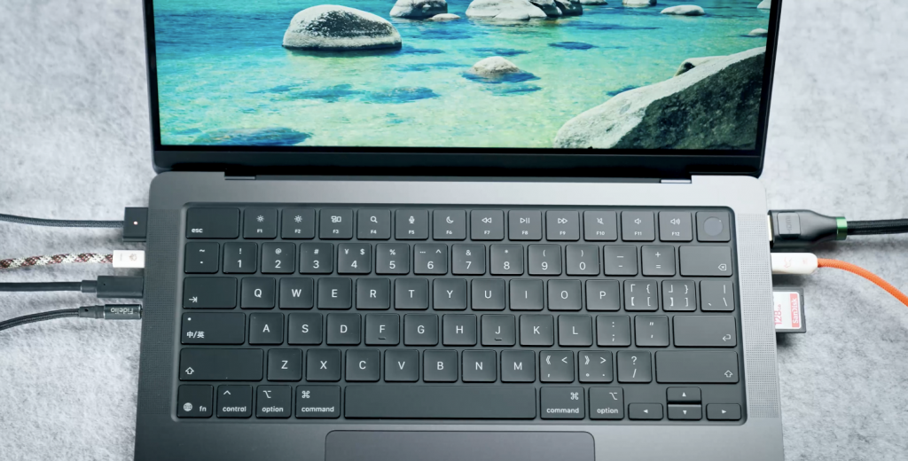 连接外设的 MacBook