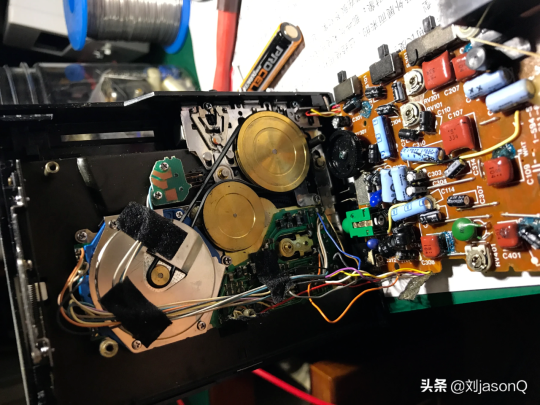 老式收录放音机内部复杂电路板与元件