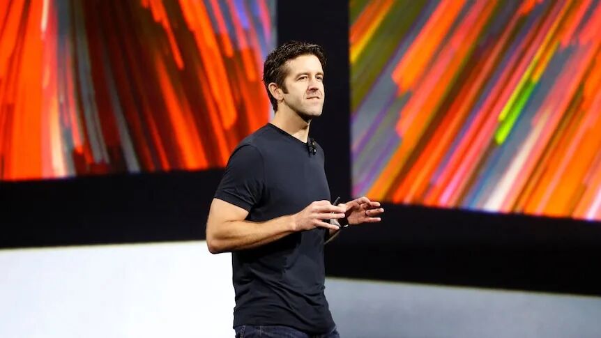 苹果硬件工程师在讲解产品