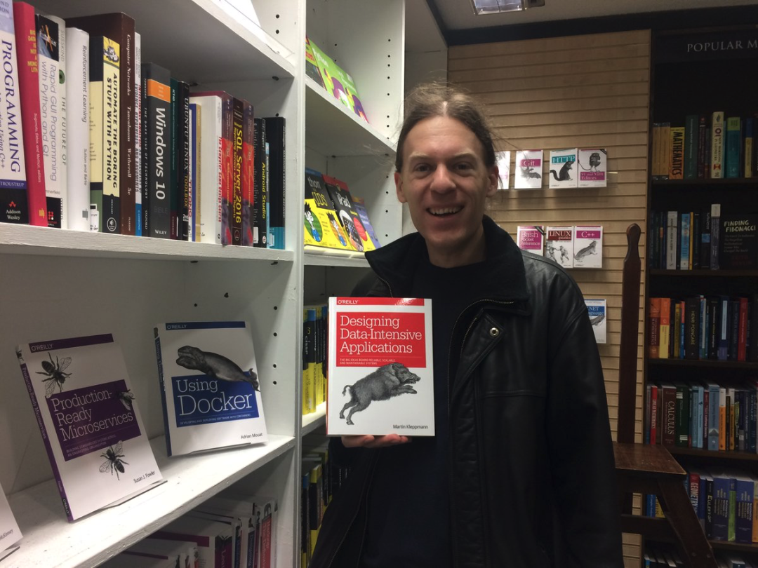 Martin Kleppmann手持Designing Data-Intensive Applications书籍的照片