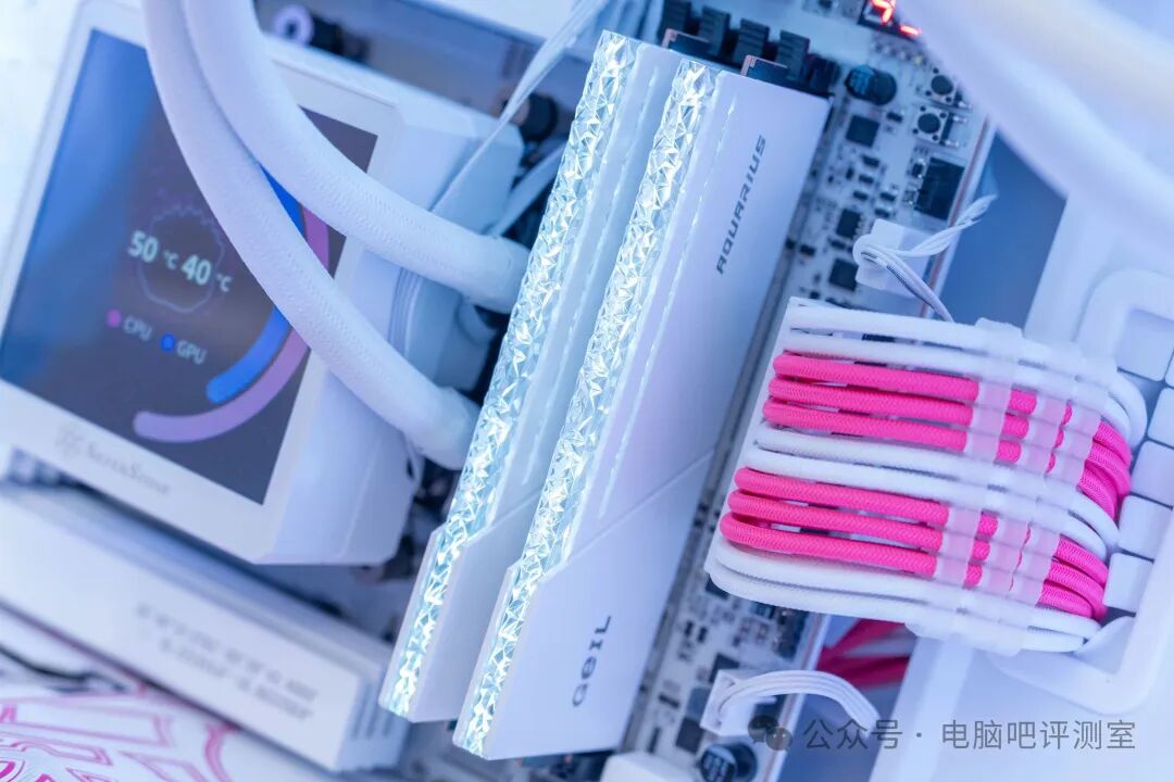 内存的白色RGB灯效