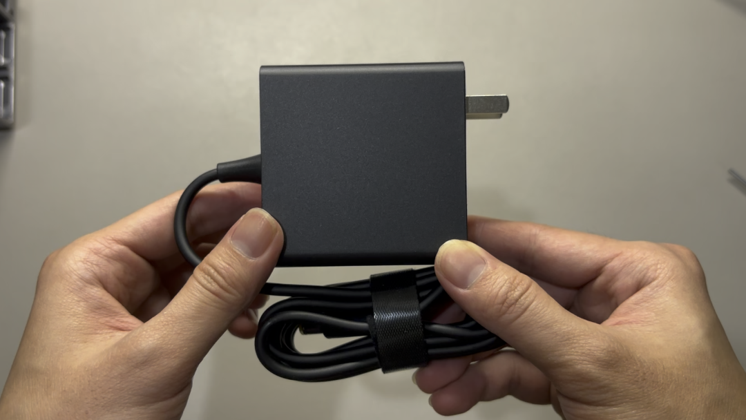 手拿USB-C电源适配器