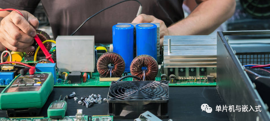 硬件工程师操作电路板进行调试