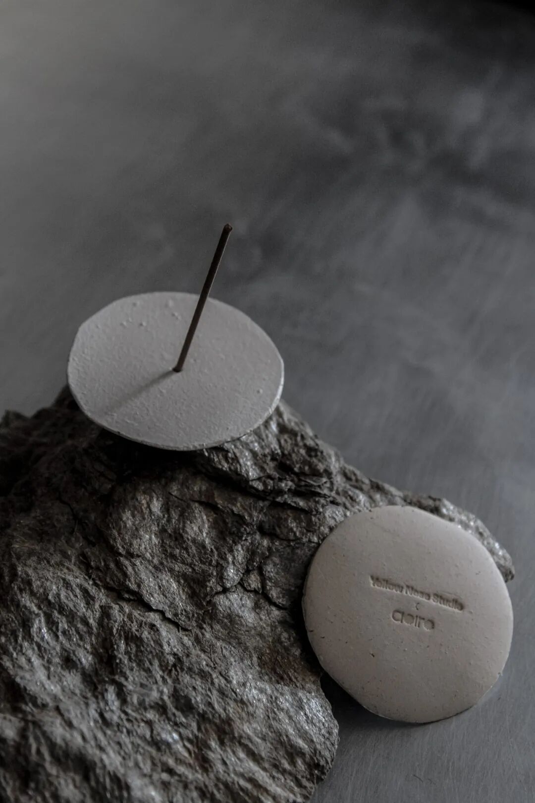 Hakudo Moon 陶瓷香插刻字特写