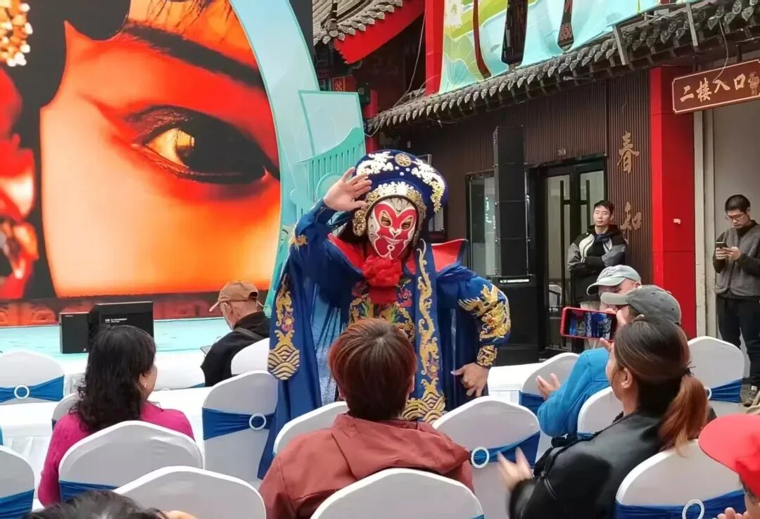 济南英雄山文化市场内的京剧表演活动