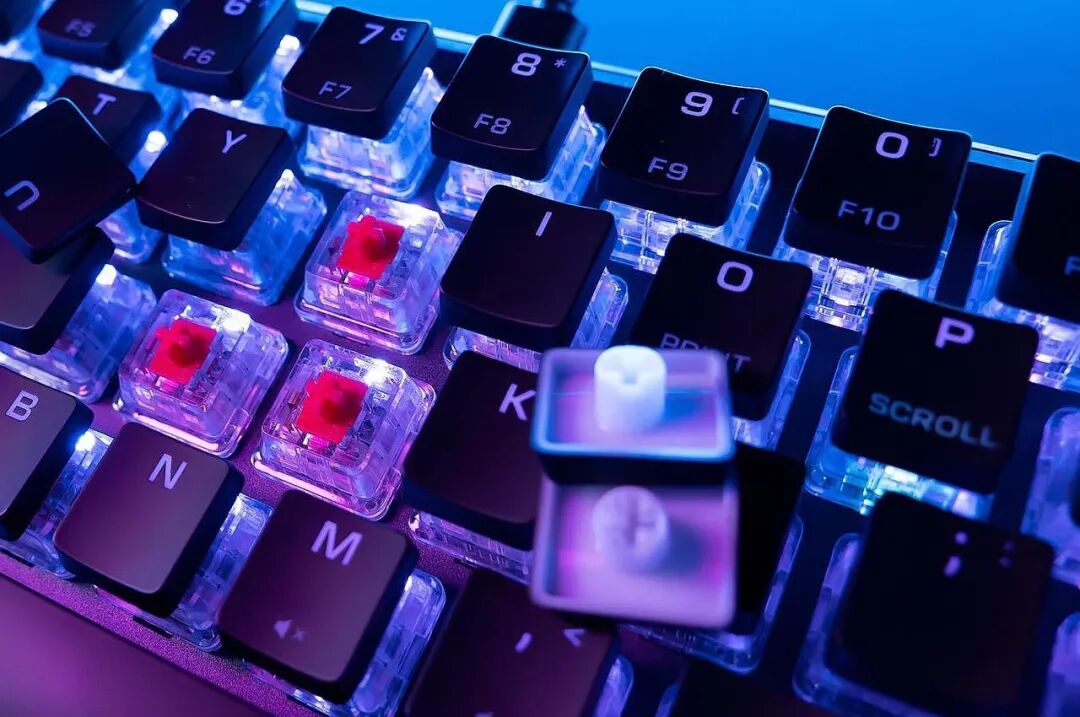 黑色透明键帽红白轴体发光键盘特写