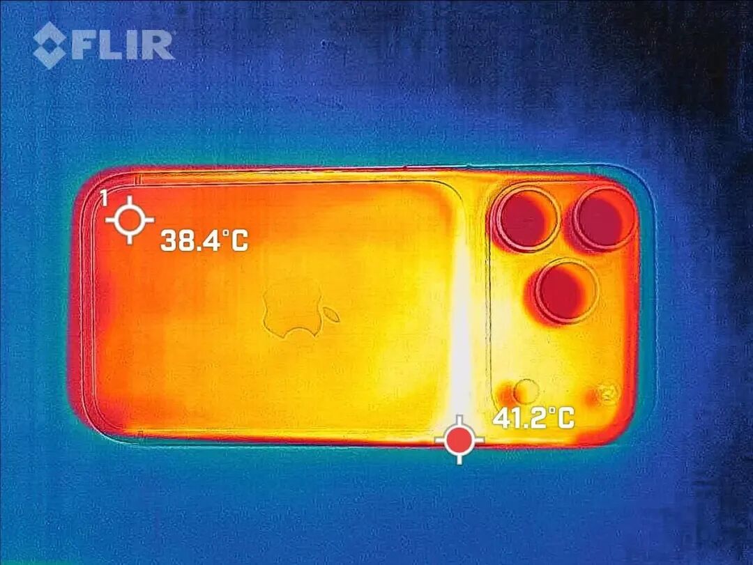 iPhone 18 Pro 绝区零游戏背面热成像图