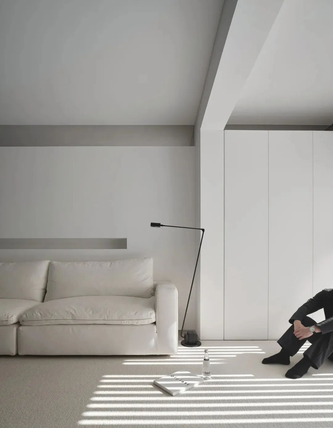 客厅场景，人物坐于地面