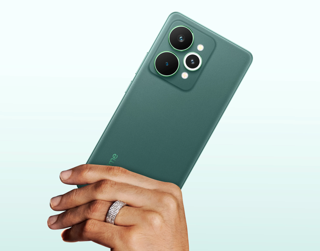 真我16 Power官方宣传图：展示绿色机身与摄像头模组