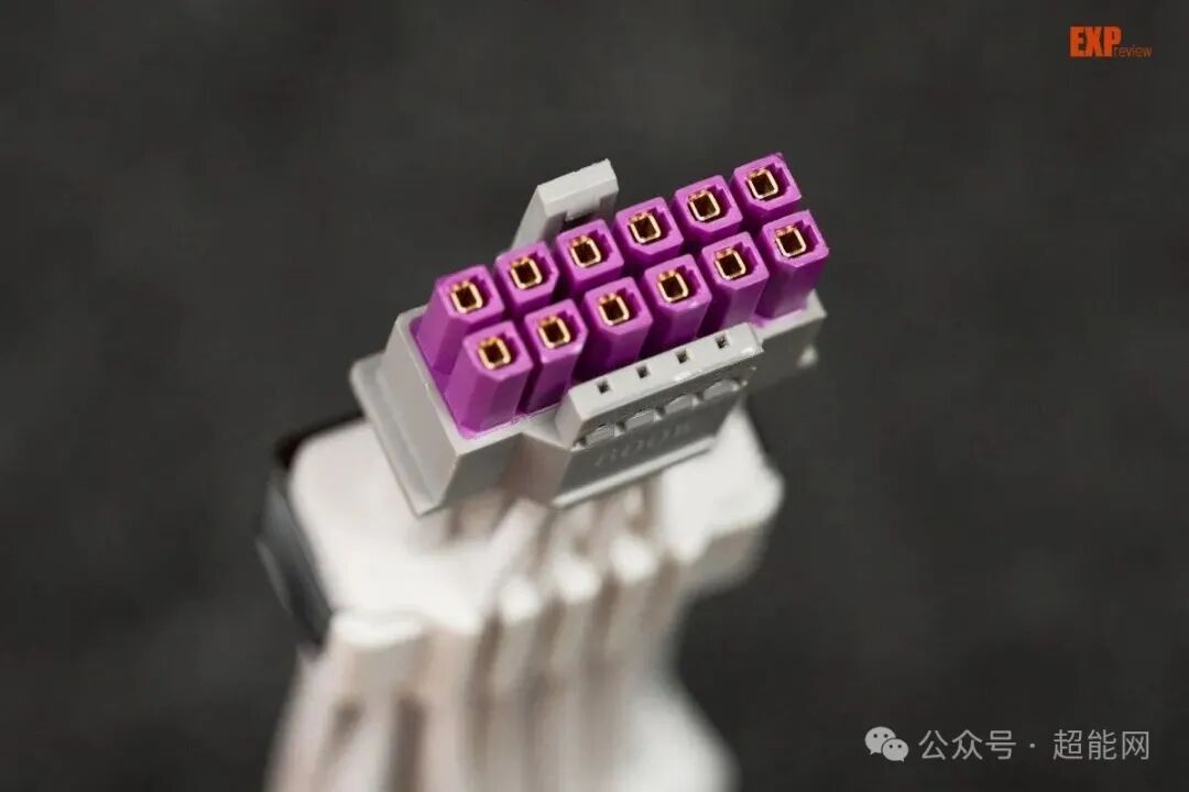 ROG EQ显卡模组线12V-2×6接口特写