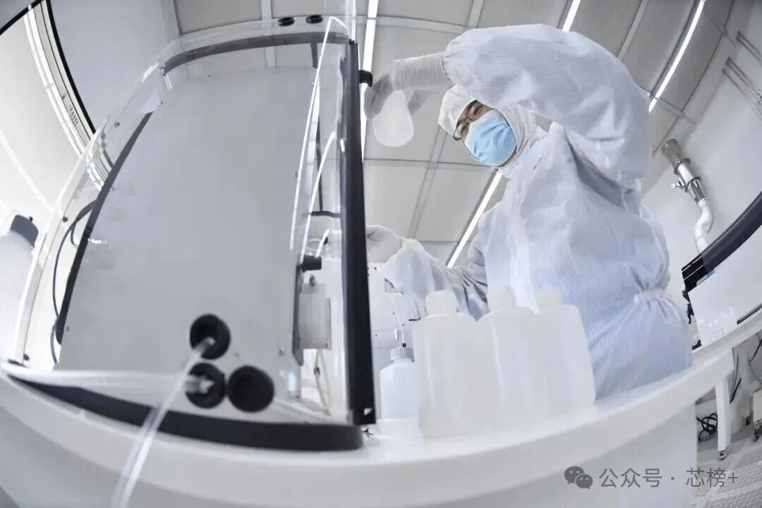 工作人员在洁净室内操作