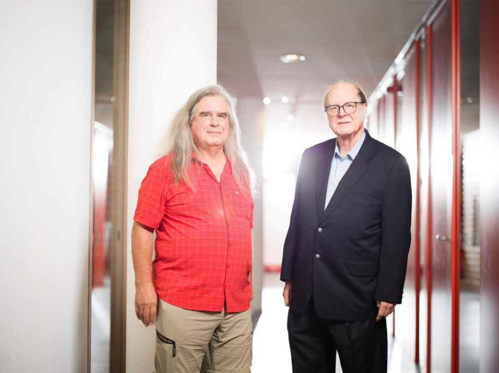 Charles H. Bennett与Gilles Brassard在走廊合影