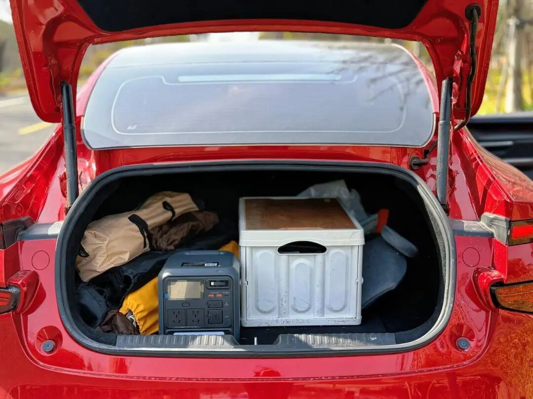 汽车后备箱装载露营装备