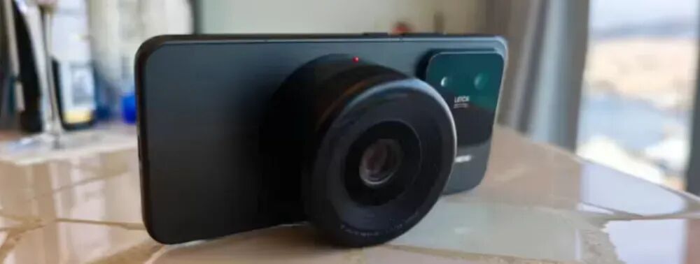 安装在手机背部的磁吸镜头模组特写