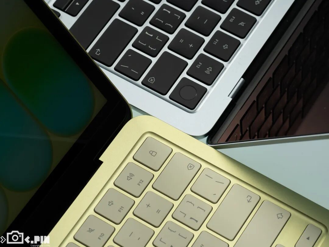 三台笔记本电脑键盘拼接特写