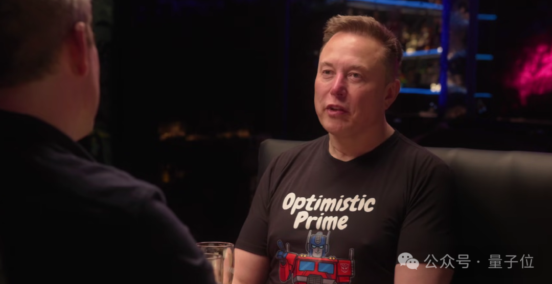 马斯克身穿“Optimistic Prime”T恤交谈