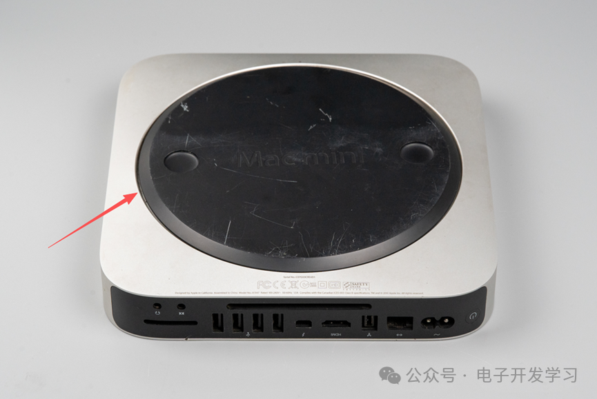 Mac mini底部划痕特写