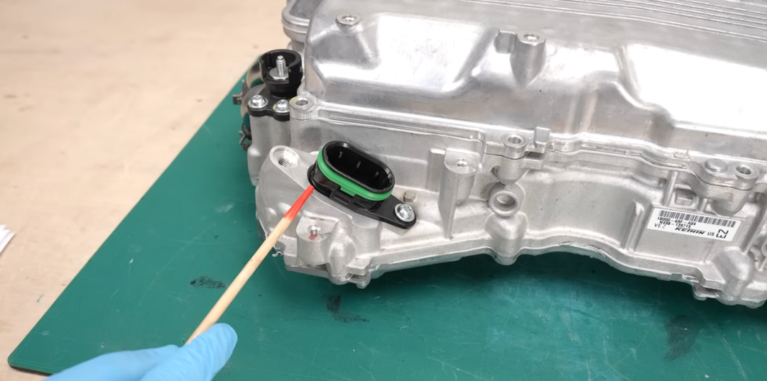 PCU底部电机连接端子特写