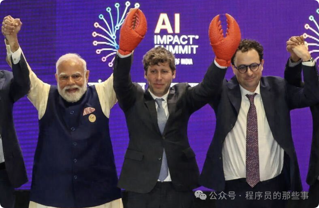 网友P图，将奥特曼双手改成橙色龙虾钳手套