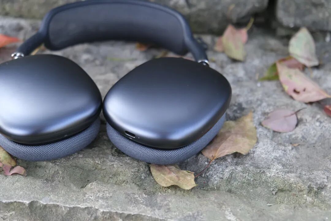 黑色AirPods Max特写