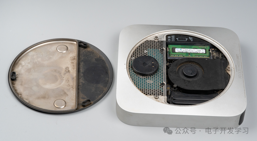 打开底盖的Mac mini内部