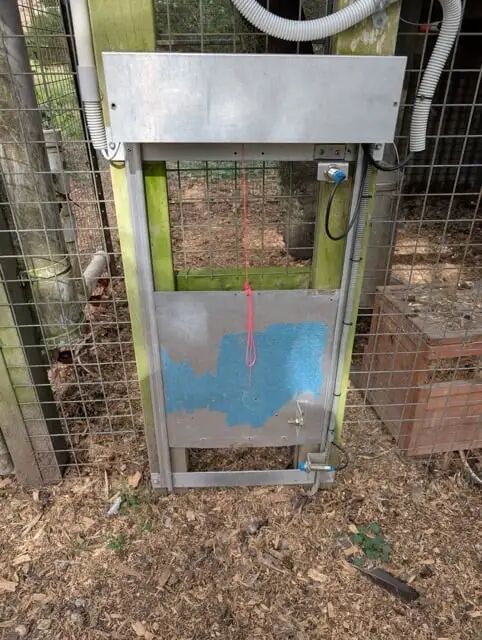 安装在铁丝网上的蓝色自动门装置