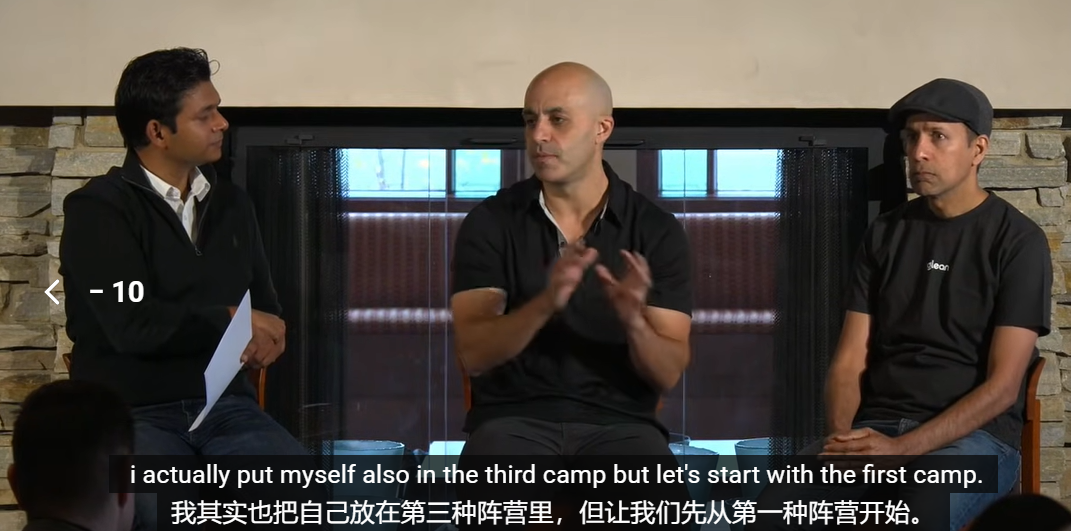 三位嘉宾在圆桌讨论中交谈