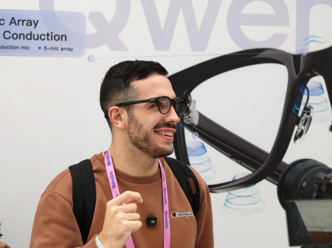 千问AI眼镜演示者