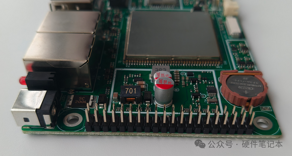 开发板排针接口区域特写