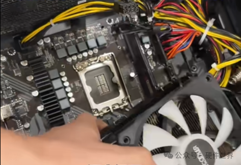 电脑主机内部显卡与 CPU 被精准拆除后的现场照片