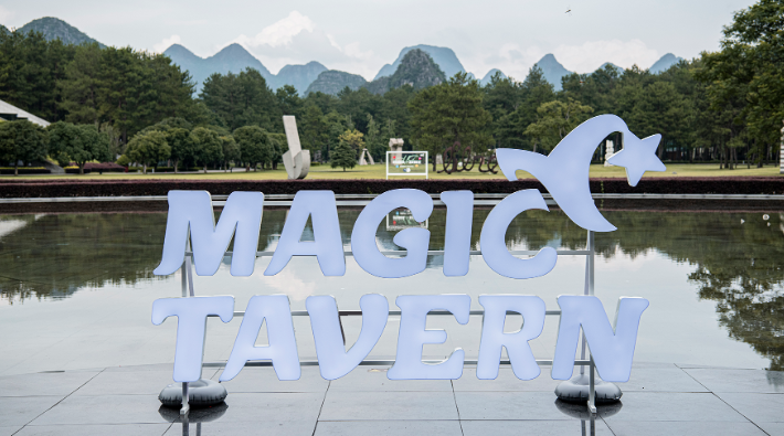 MAGIC TAVERN 麦吉太文公司户外LOGO与水景倒影