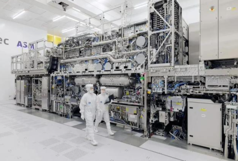 ASML洁净室内的光刻机