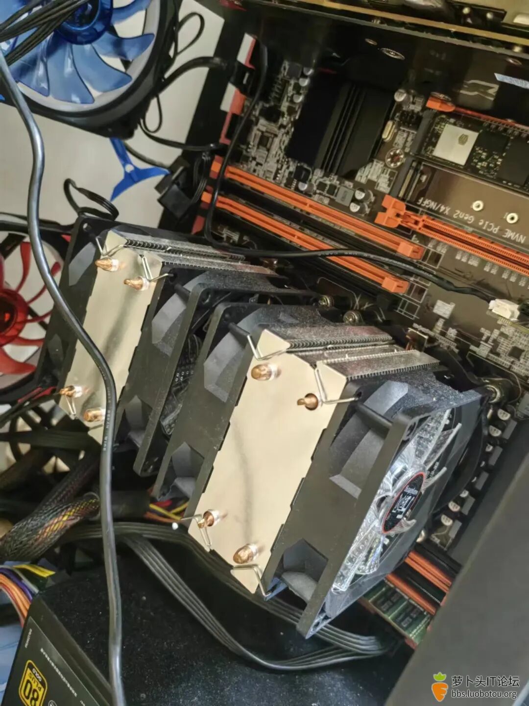 主板双CPU散热器安装效果