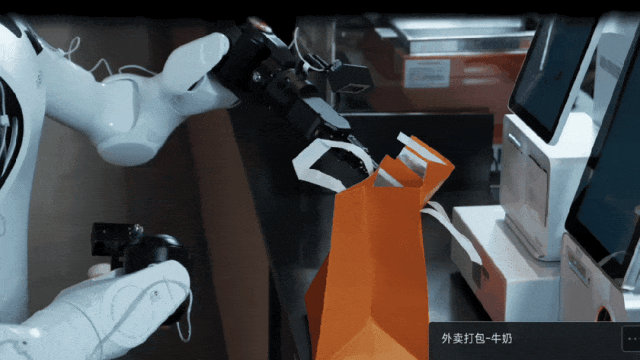 机器人执行外卖打包任务的动图展示