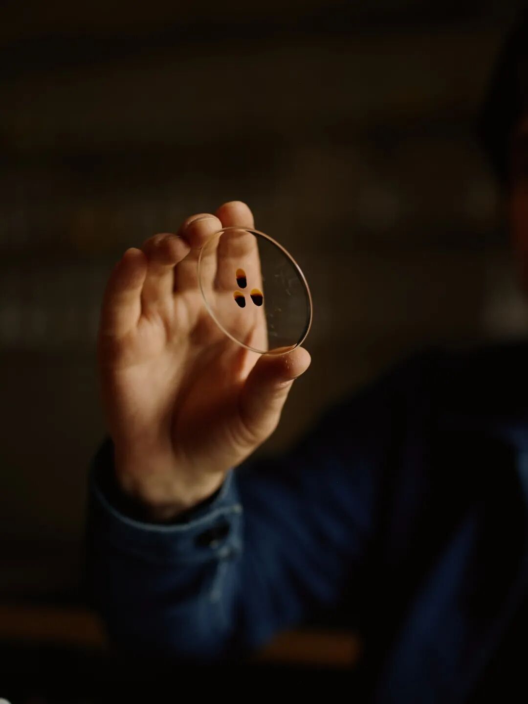 手持香水试香片的特写