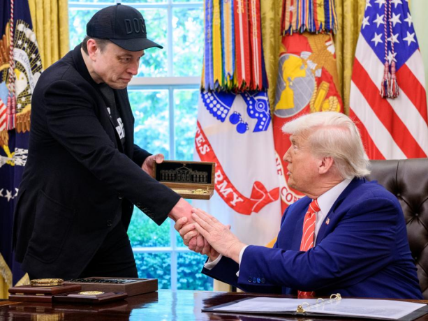 马斯克与特朗普在白宫会面的图片