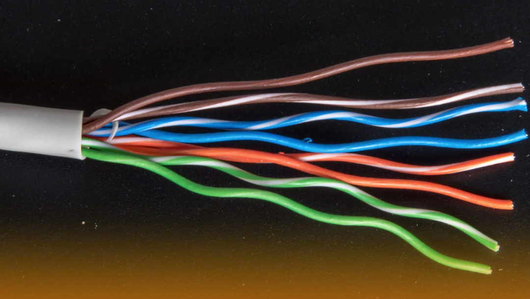 剥开外皮的八根双绞线