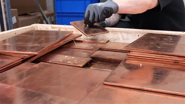 工人检查铜质金属板