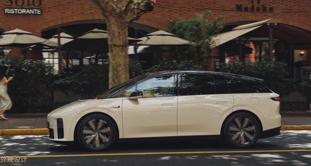 白色理想i6纯电旅行车外观