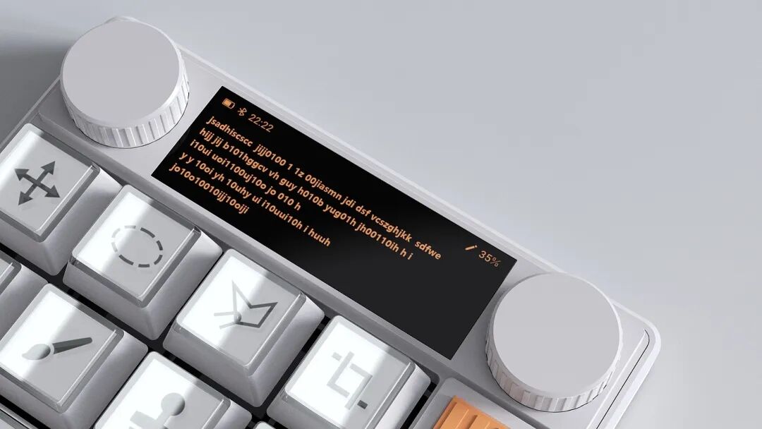 白色机械键盘嵌入黑色显示屏显示信息